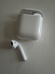 Apple AirPods 2 mit Ladecase - ACHTUNG: Rechter AirPod Akku defekt. Links