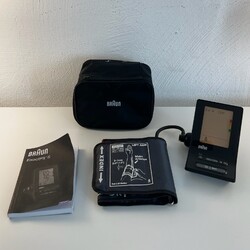 Braun ExactFit 5 / Blutdruckmessgerät / Schwarz / mit Tasche / Händler