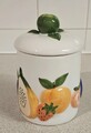 Schöne Rayware Haushaltswaren Küche Vorratsdose mit Deckel und geprägtem Obstdekor.