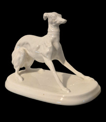 Feiner weißer Porzellan Windhund Hund auf Sockel im Stil von Michael Sutty