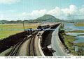 D066648 Nordwales. Ffestiniog Eisenbahn. Zug auf dem Cob. Porthmadog Beyond. Mo