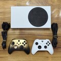 Xbox Series S Konsole mit 2 Golden Shadow + weißen Wireless Controllern - getestet