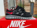 Nike Sneaker Free Run 2 NSW Schwarz Rot Grau ·Gr 41· Herren Running Training