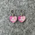 Silberne Huggie Hoop Ohrringe mit rosa ""Be Mine"" Herz Charm