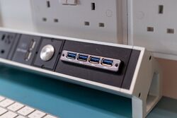GÜNSTIG BACHMANN SCHREIBTISCH 2 Steckschlüssel + ATEN USB Schalter HUB + Ladegerät Bank Top UVP £170