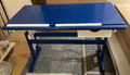 blau weißer Schreibtisch höhenverstellbar neigbar Jugendschreibtisch