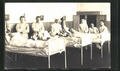 AK Rotes Kreuz, Krankenzimmer im Lazarett, Soldaten in ihren Betten 