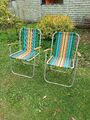 2 Vintage gestreifte klappbare Gartenstühle, Aluminium leicht, Holzgriffe.