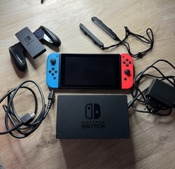 Nintendo Switch Konsole mit Joy-Con - Neon-Rot/Neon-Blau/Grau