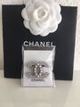 Anstecknadel Brosche Pin CC VIP Chanel Schmuck Silberfarben Perlen Accessoire￼