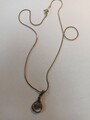 Hübsche goldfarbene Vintage-Halskette mit schönem Anhänger Länge 42 cm