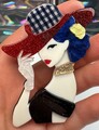 Retro Acryl Brosche Pin Anstecknadel Frau mit Hut Handschuhen 7 cm