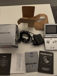 Nintendo Game Boy Advance SP Silber Handheld-Spielkonsole