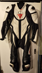 Dainese Motorrad Lederkombi Einteiler – Größe 50 – schwarz/weiß/rot – gebraucht