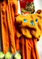 Katzenspielzeug play catfisher Spielhandschuh Katzen cat toy Bommeln orange