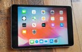 Apple iPad Mini 2 64GB  (Spacegrau) - mit Klapphülle & Ladekabel