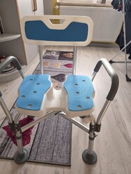 Duschstuhl mit Armlehnen und Rückenlehne Belastbar bis 180 kg Klappbar