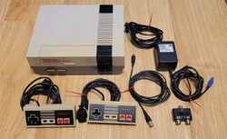 NES - Nintendo Entertainment System Konsole mit 2 x Controller - NESE-001