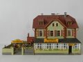 Kibri H0 8196 Gasthaus zur Eisenbahn mit großem Biergarten und vielen Gästen