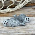 2er-Set Deko Seehund grau liegend 4,5cm maritime Figur Robbe