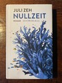 Juli Zeh, Nullzeit. Roman. Gebundenes Buch. Schöffling & Co., 2012.