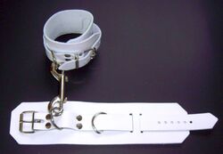 Leder-Handfesseln weiß 1 Paar mit Doppelkarabiner + D-Ringen Erotik-Fessel-Spiel