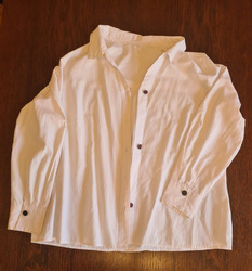 Einfache weiße Bluse in Gr. 44, bereits getragen