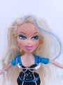 Cloe Bratz Doll Magic Hair Color Cut and Grow with Clothing Shoes 2009 MGA