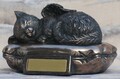 Katzen Urne als Katzen-Engelfigur liegt auf Kissen - Gravurplatte, Tierurne 