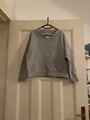 Grauer COS Sweater, Pulli Grau, Pullover Danish Style mit V-Ausschnitt