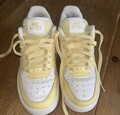 Nike Air Gr. 37,5 gelb weiß 