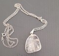Polierte Quarz-Anhänger mit einer Öse  und Kette 900 Silber JB Meisterpunze.
