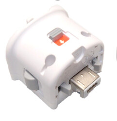 original Nintendo Wii Motion Plus Adapter für Wii Remote in Weiß oder Hülle.