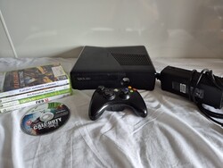 Xbox 360 Slim mit Spielen, Controller und Netzteil.