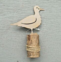 rostiges Metall Vogel Silhouette auf einem Baumstamm mit Schnur