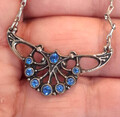 Versilberte Halskette Collier mit funkelnden blauen Steinen ca. 41 cm
