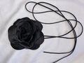 Binde-Blume Satin-Blüte Hals-Band Choker Kettenband  mit XL ROSE/CAMELIE schwarz
