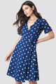 NA-KD Damen Kleid V-Neck Dotted Midi Kleid Blau(Beige Erbsen), 34