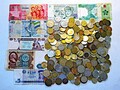 Über 1 KG Münzen aus aller Welt + 7 Geldscheine