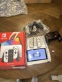 Nintendo Switch OLED-Modell mit Spiel und Controller