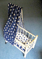 Puppenbett Himmelbett auf Rollen Stubenwagen m Zubehör Handarbeit 1950er Vintage