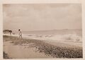 Verträumte ätherische Vintage Meer Schnappschuss Meer Szene Strand Wellen Menschen Foto