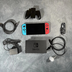 Nintendo Switch Konsole mit Joy-Con und Spiele (joy cons sind 4 stück dabei)