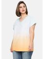 sheego Damen Shirt in Batik-Optik und mit V-Ausschnitt