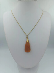 Goldfarbene Halskette mit großem bernsteinfarbenem Anhänger