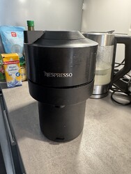 DeLonghi Nespresso Vertuo Pop ENV90.B 19bar Pad-/Kapselmaschine - Liquori Black