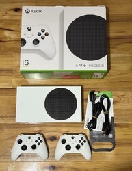 Xbox Series S Videospielkonsole mit 2 weißen Wireless Series Controllern OVP