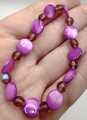 Armband aus Perlmuttlinsen und Glasperlen in Graublau und Purpurviolett