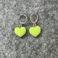 Silber Huggie Hoop Ohrringe mit grünem Herzen Charm