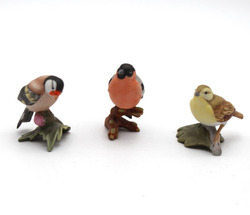 3 kleine Göbel Vögel Figuren auf Ästen aus Porzellan farbig